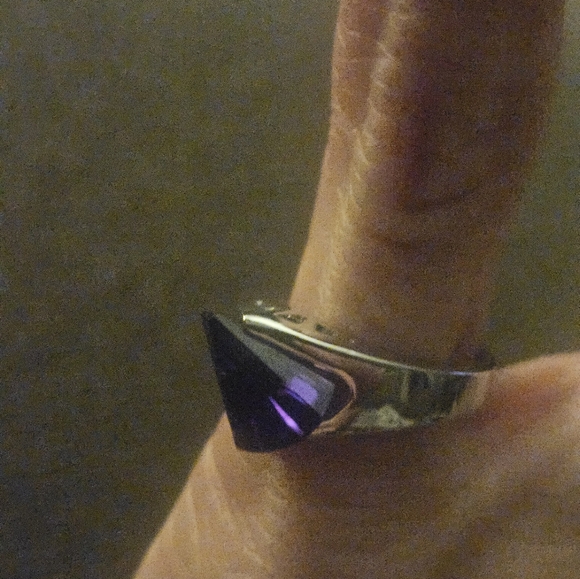 UNIQUE VINTAGE STERLING & AMETHYST RING. CHECK OUT CUT OF THE STONE ~STUNNING!♡ - Picture 2 of 6